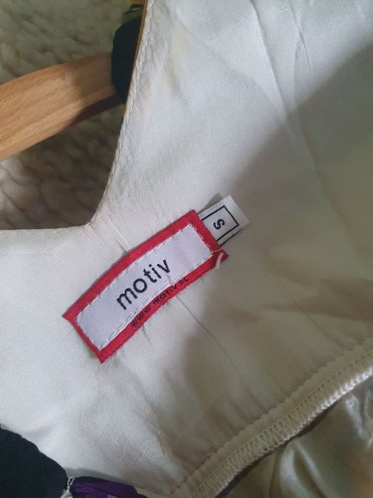 Sukienka w kwiaty jedwabna Motiv