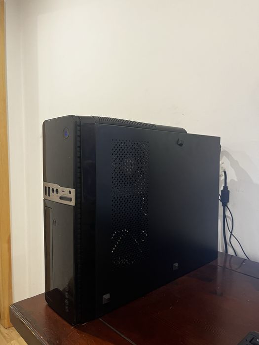 Computador completo. Ecrã, teclado e rato