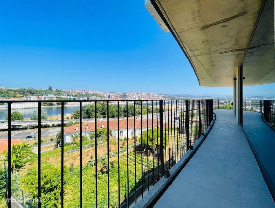 Apartamento T3 com lugar de garagem em zona de Santa Clara