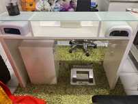 Mesa de manicure e duas cadeiras