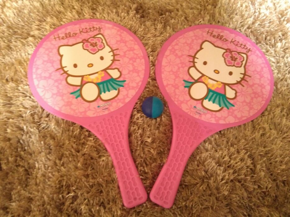 Raquetes (Hello Kitty) com bola.