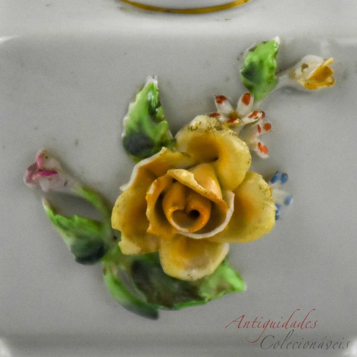 Frasco de Perfume em porcelana Artibus com flores em relevo e dourado