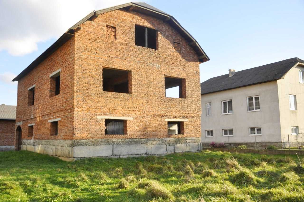 Продається двохповерховий будинок в селі Більшівці