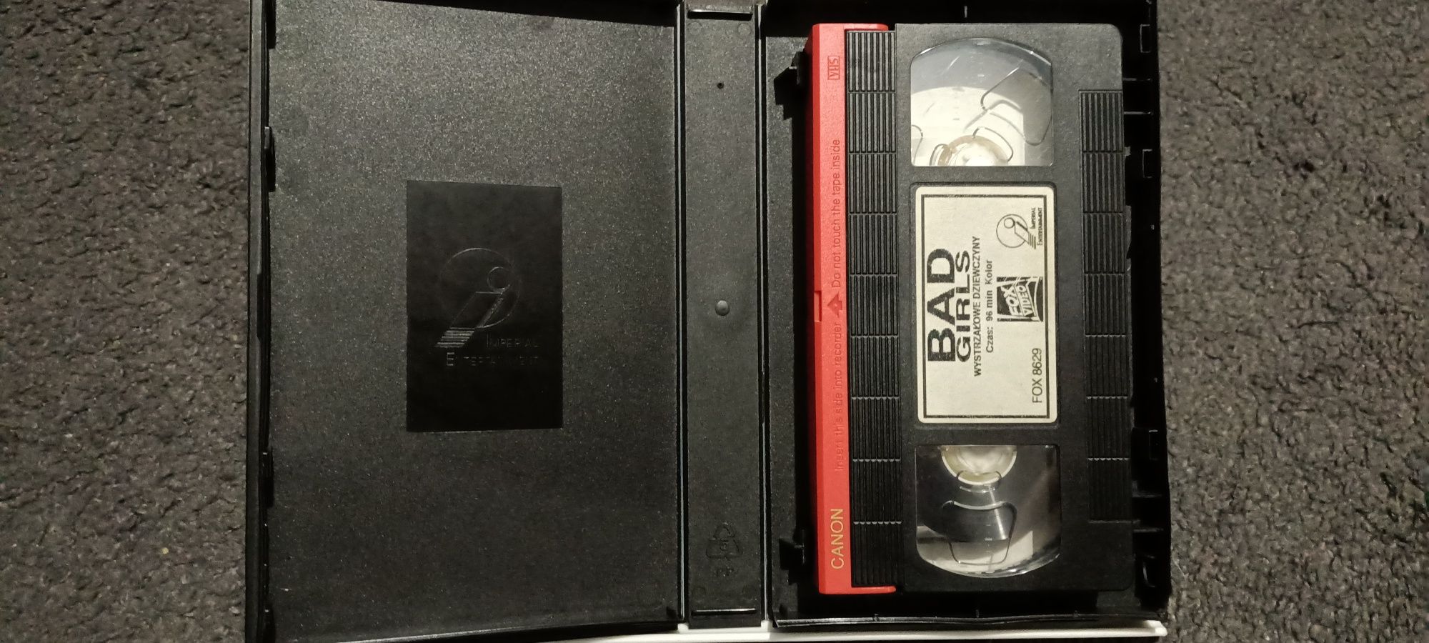 Kaseta VHS z filmem Wystrzałowe dziewczyny z 1994 roku.
Stan bardzo do