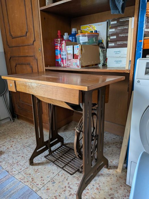 Máquina de Costura Marca SINGER