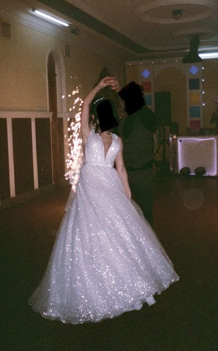 Весільна сукня блискуча