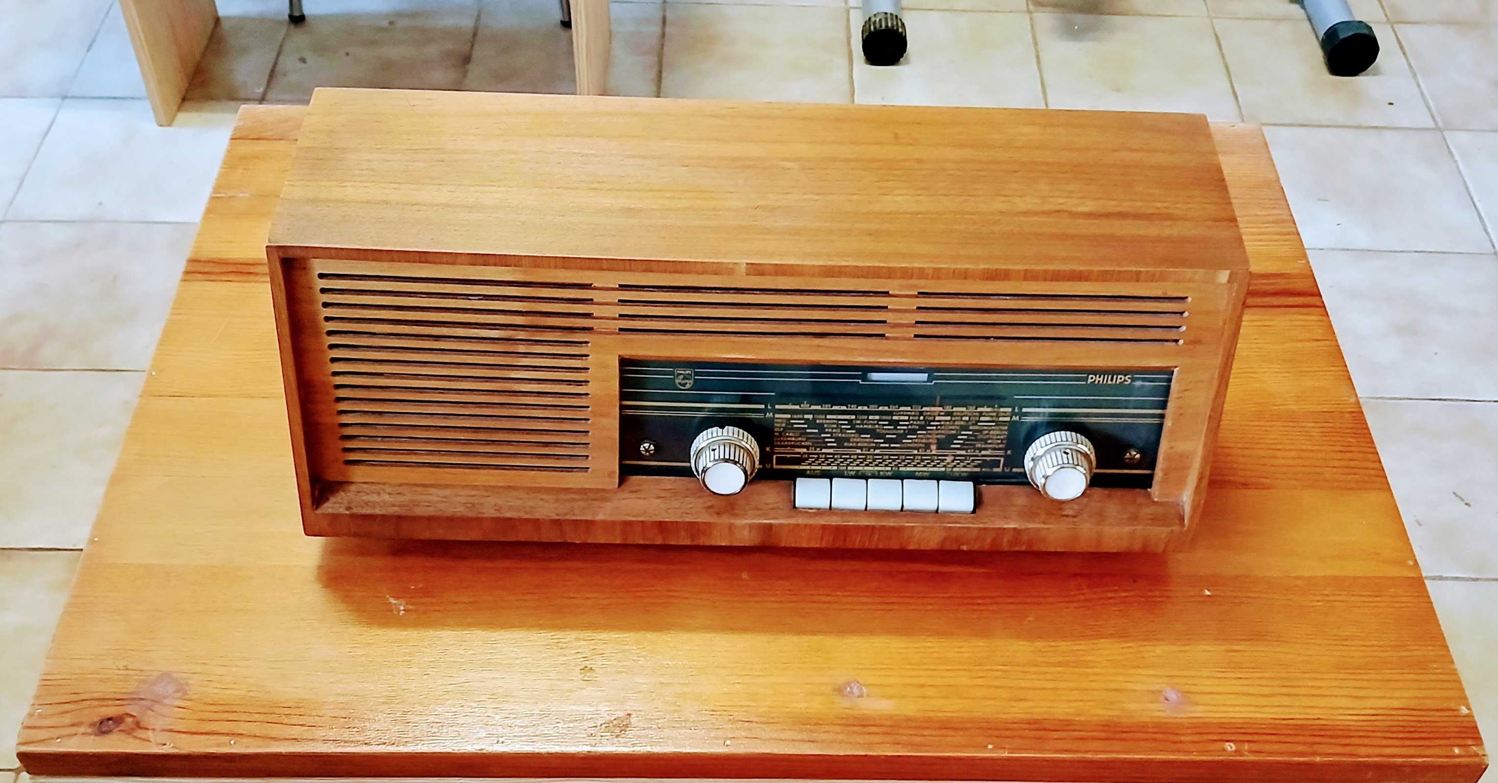 Rádio antigo Philips, Stella 324