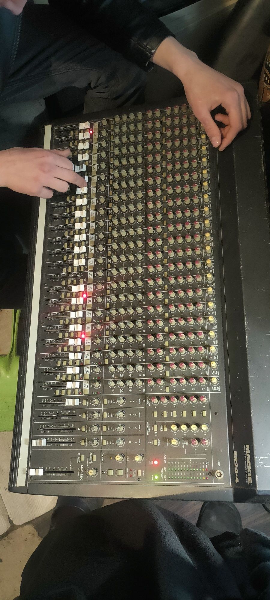 MACKIE SR24-4 bus mixing console