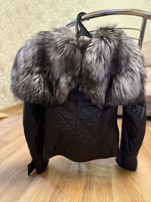 Шкіряна куртка з натуральним хутром чернобурки