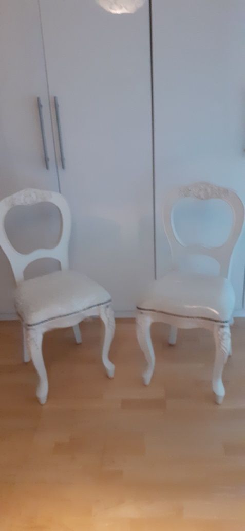Biale krzesla do dekoracji