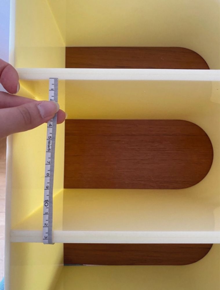 Dekoracyjna szafeczka w kształcie litery „B” na książki designerska