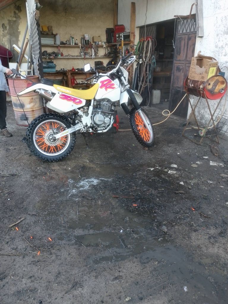 Vendo Dr 350  ou troco por mota de estrada