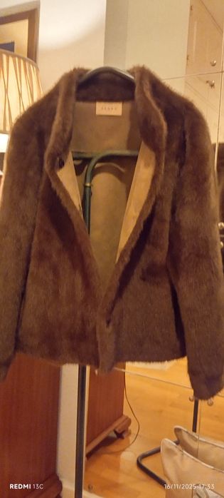 Casaco de pêlo castanho com bolsos e molas