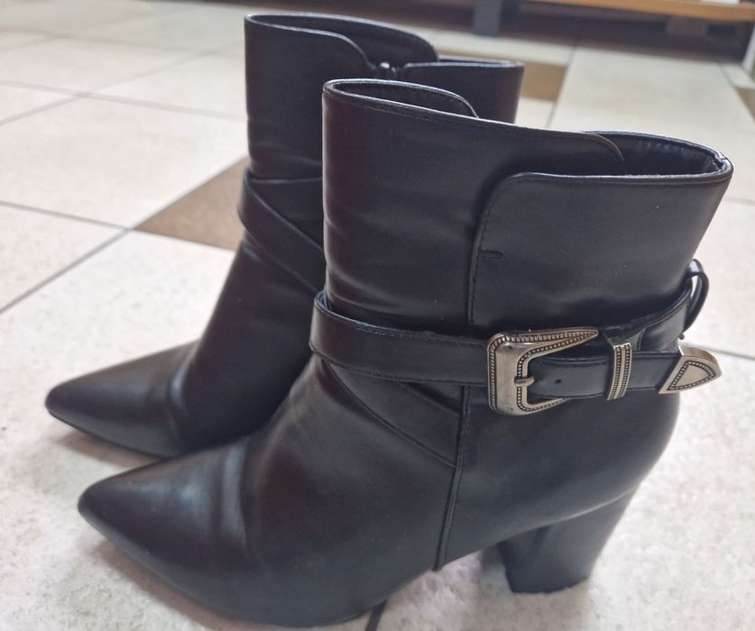 Botki na obcasie w szpic 40