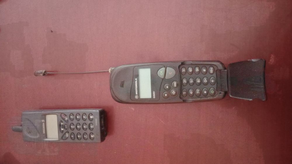 Lote de telemóveis antigos Motorola Ericsson e Panasonic