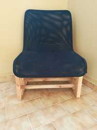 Cadeira em rede com base em madeira