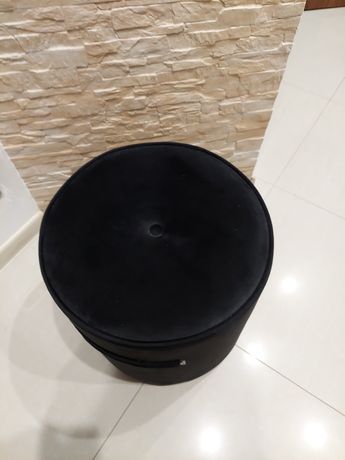 Czarny minimalistyczny puf