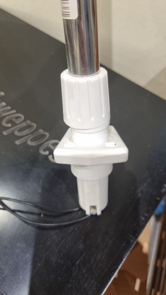 Luz de mastro branca com telescópio