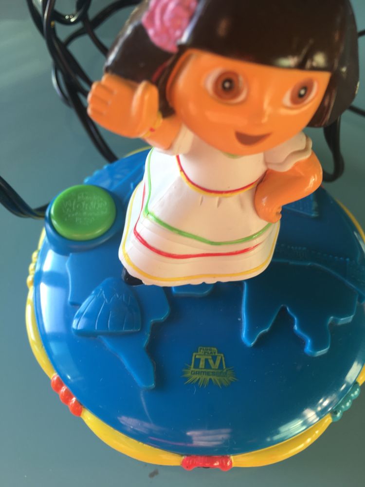 Jogo da Dora para televisão com cabo de conexão à TV