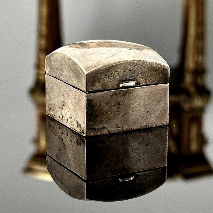 Srebrne etui na pierścionek z końcu XIX wieku z srebra próby 800