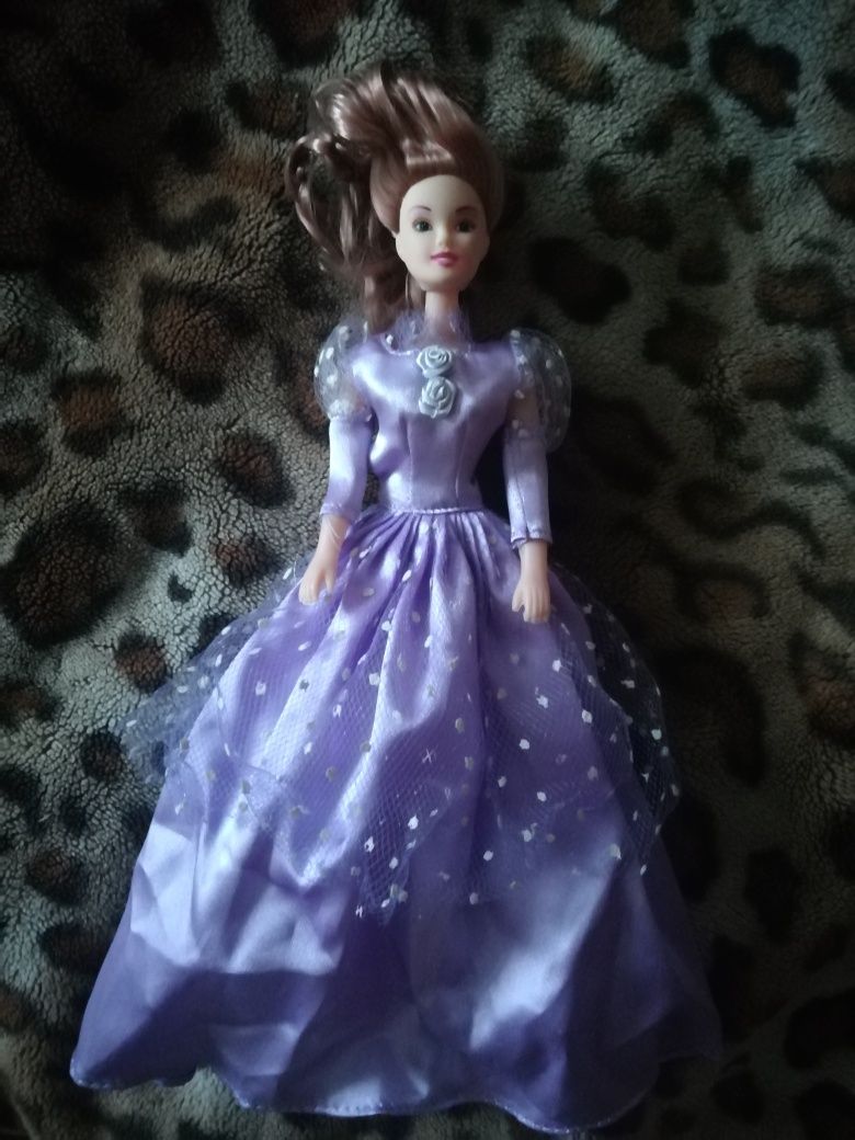 Кукла в фиолетовом платье