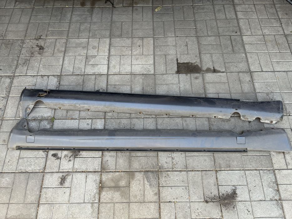 Продам переднюю накладку на бампер, накладки на пороги W124