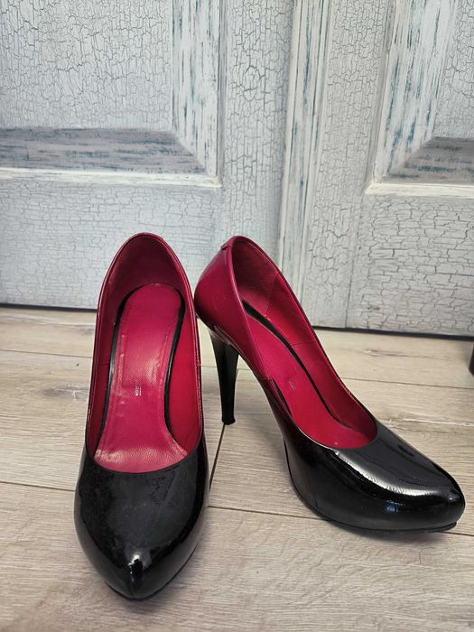 Жіночі лаковані туфлі 38 розмір