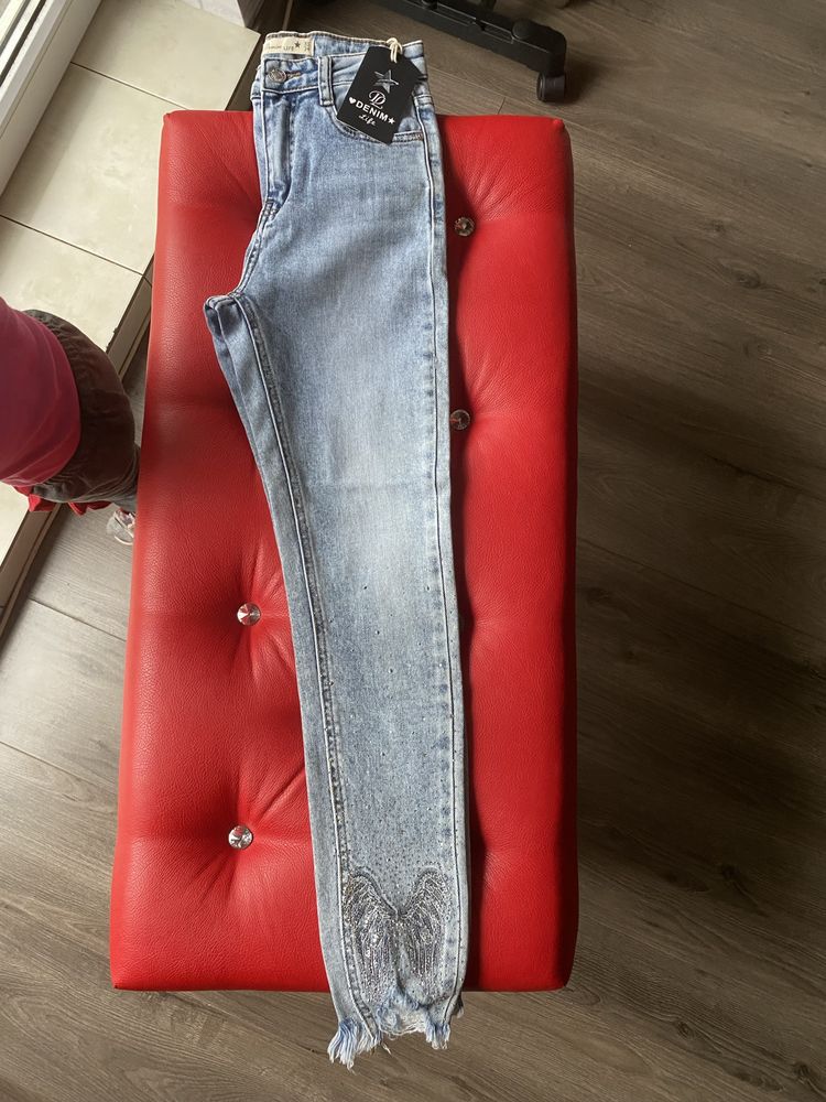Spodnie jeansowe w rozmiarze xs.