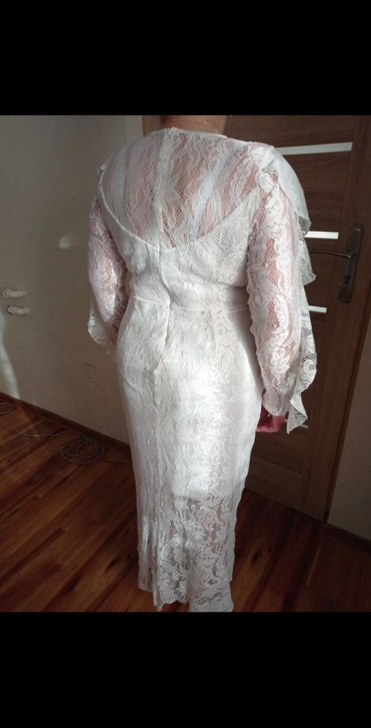 Biała sukienka  z koronki