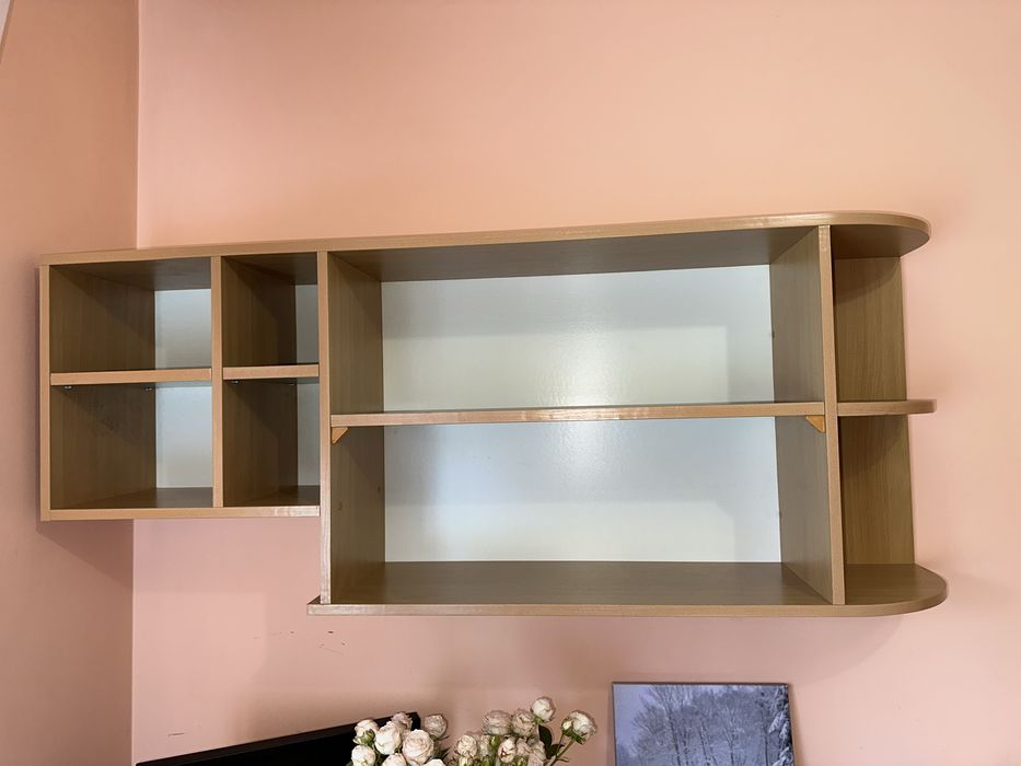 Меблі для спальні або дитячої кімнати.