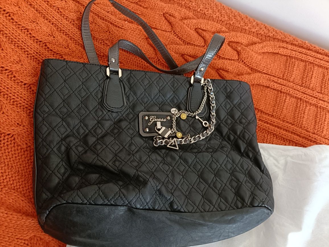 Mala Guess preta