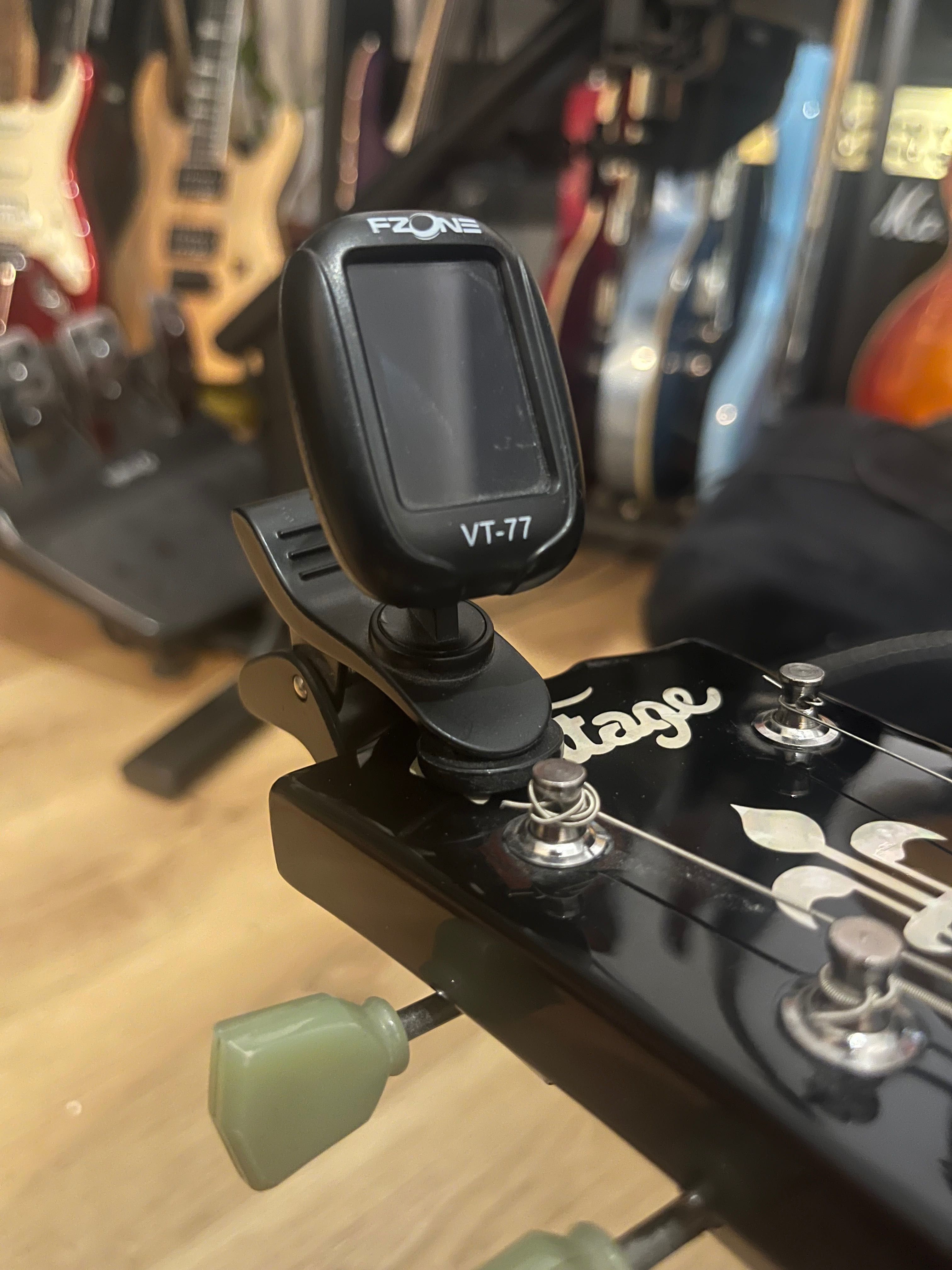 Stroik gitarowy na klips tuner