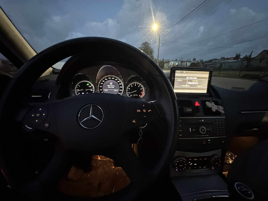 Mercedes-Benz C200 CGI W204 1.8 Benzyna Coupé 2010 Idealny stan
