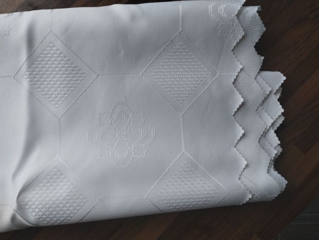 Biały obrus 160x90