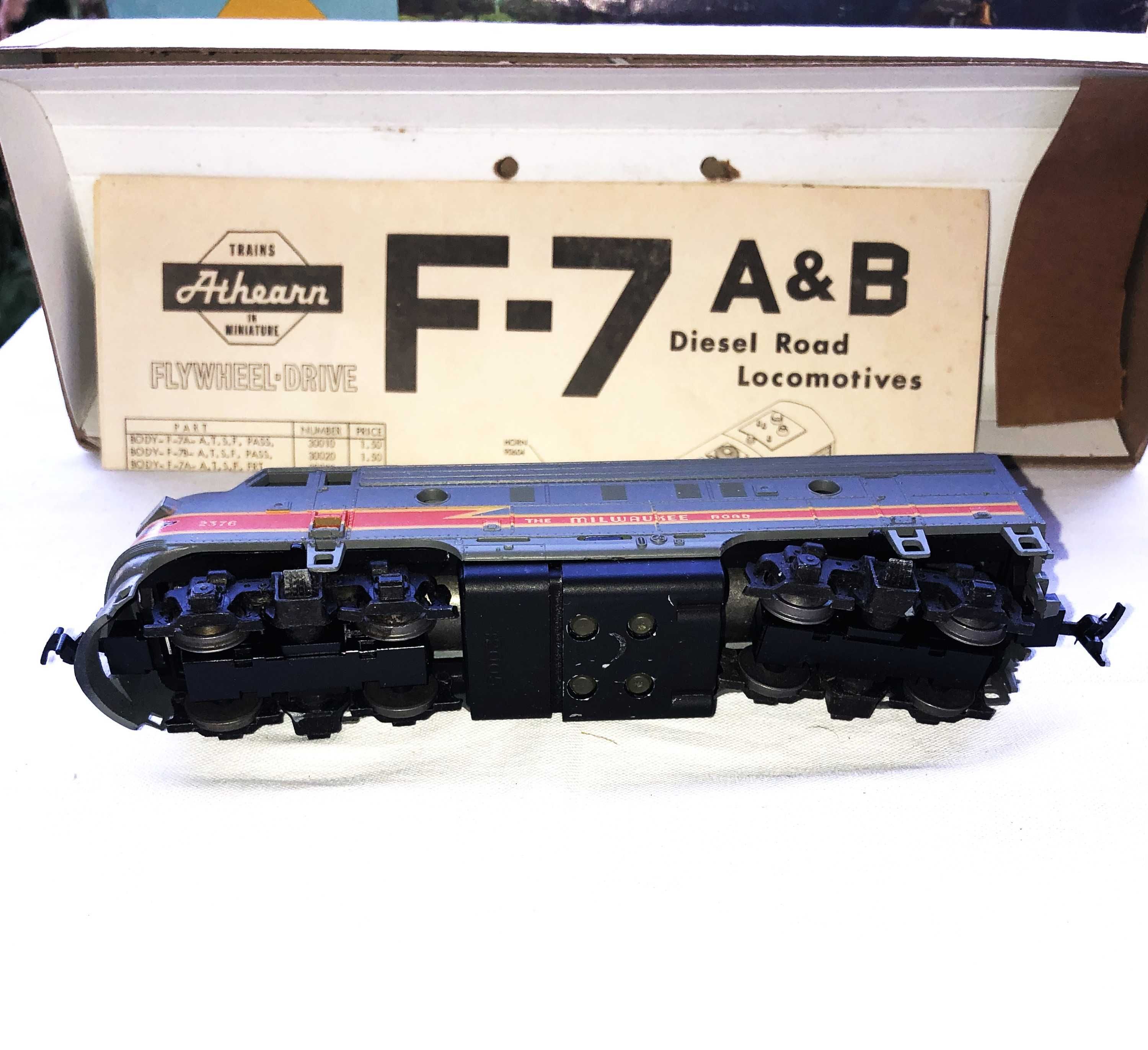 ATHEARN 3217 e 3018, locomotiva F7 e reboque