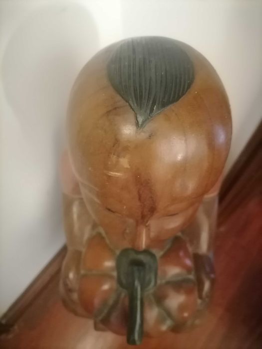 Estatueta de madeira maciça com 44x24x24