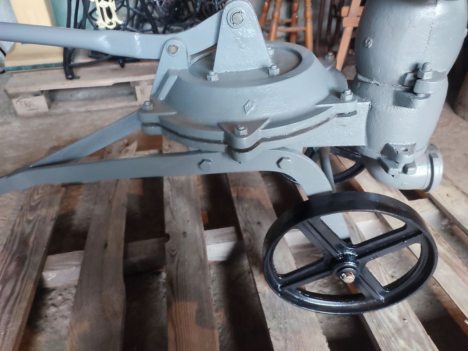 Stara ręczna pompa do wody z 1967 r