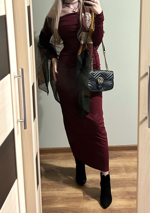 Бордова приталена сукня