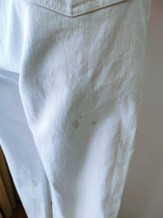 Białe jeansy z przetarciami i dziurami proste nogawki wysoki stan XXXL