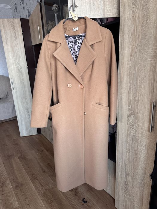 Пальто бежевого кольору, прямого крою