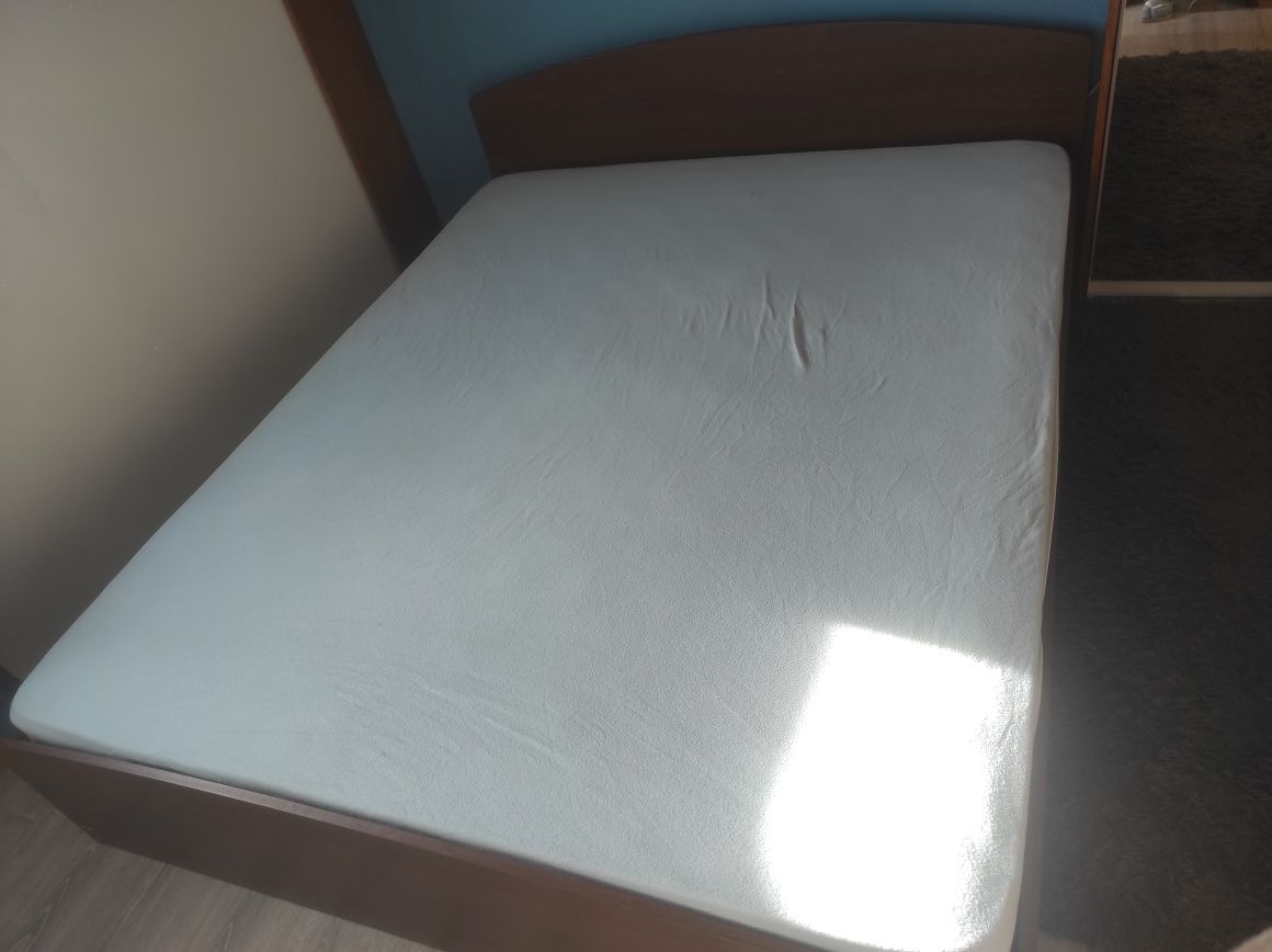 Cama queen + colchão + mesa cabeceira