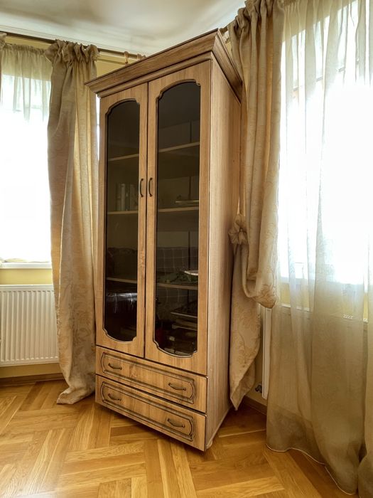 Книжкова шафа вітрина