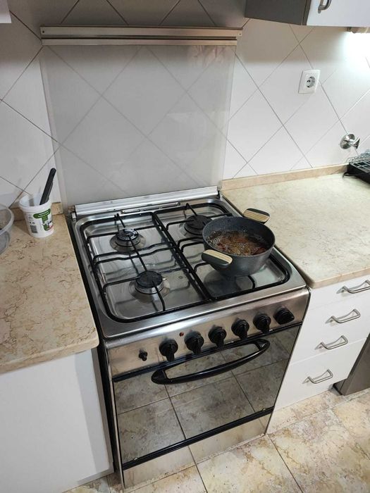 Fogão em ótimo estado e a funcionar (gás canalizado)