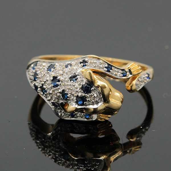 Złoty pierścionek z szafirami, diamentami i szmaragdami PANTERA 18K