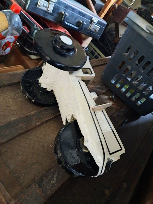 Locomotiva em brinquedo para restaurar