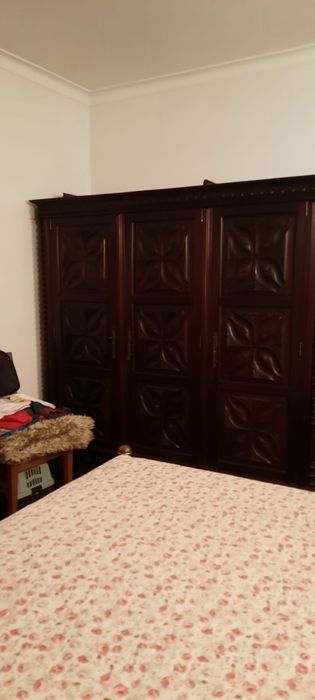 Roupeiro em madeira de mogno