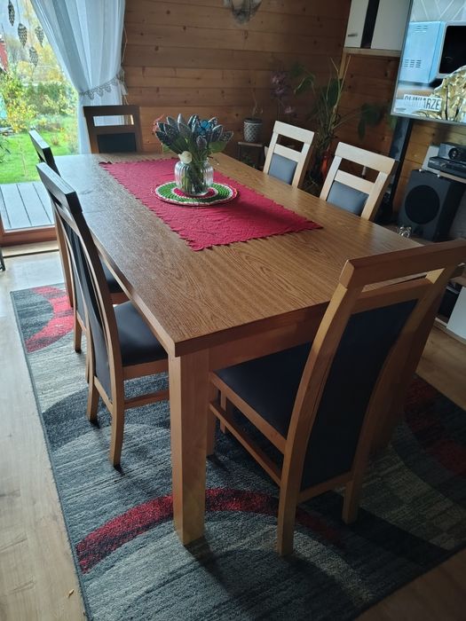 Stół rozkładany z krzesłami