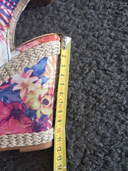 Sandałki na koturnie 37