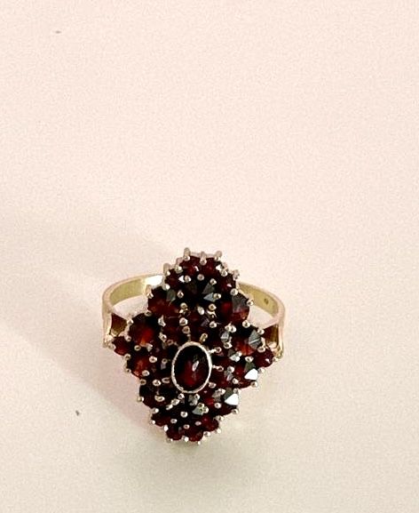 Pierścionek z granatami