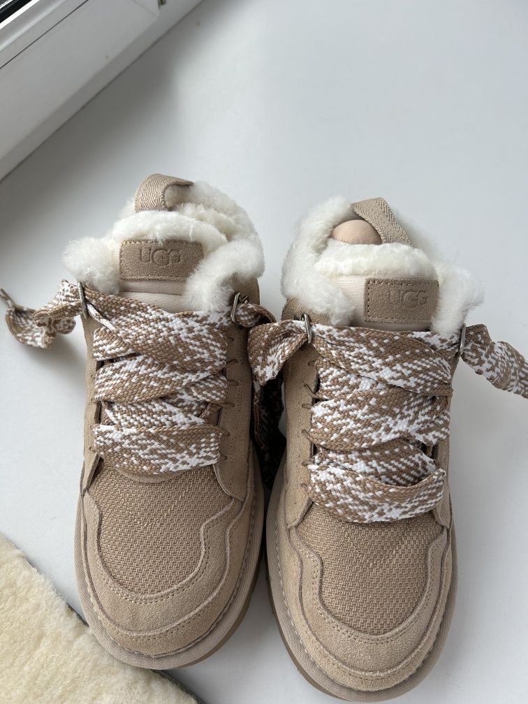 UGG нові у бежевому кольорі